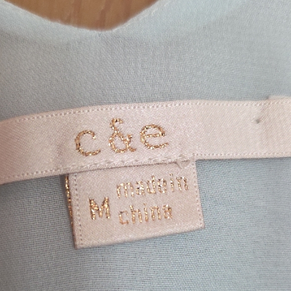 c & e Cold Shoulder Dress with Flutter Sleeves...fully Lined, Size Med - Picture 2 of 7